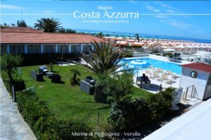 Vista dall'alto della piscina del bagno Costa Azzurra, corredata da un grande giardino e affacciata sulla spiaggia